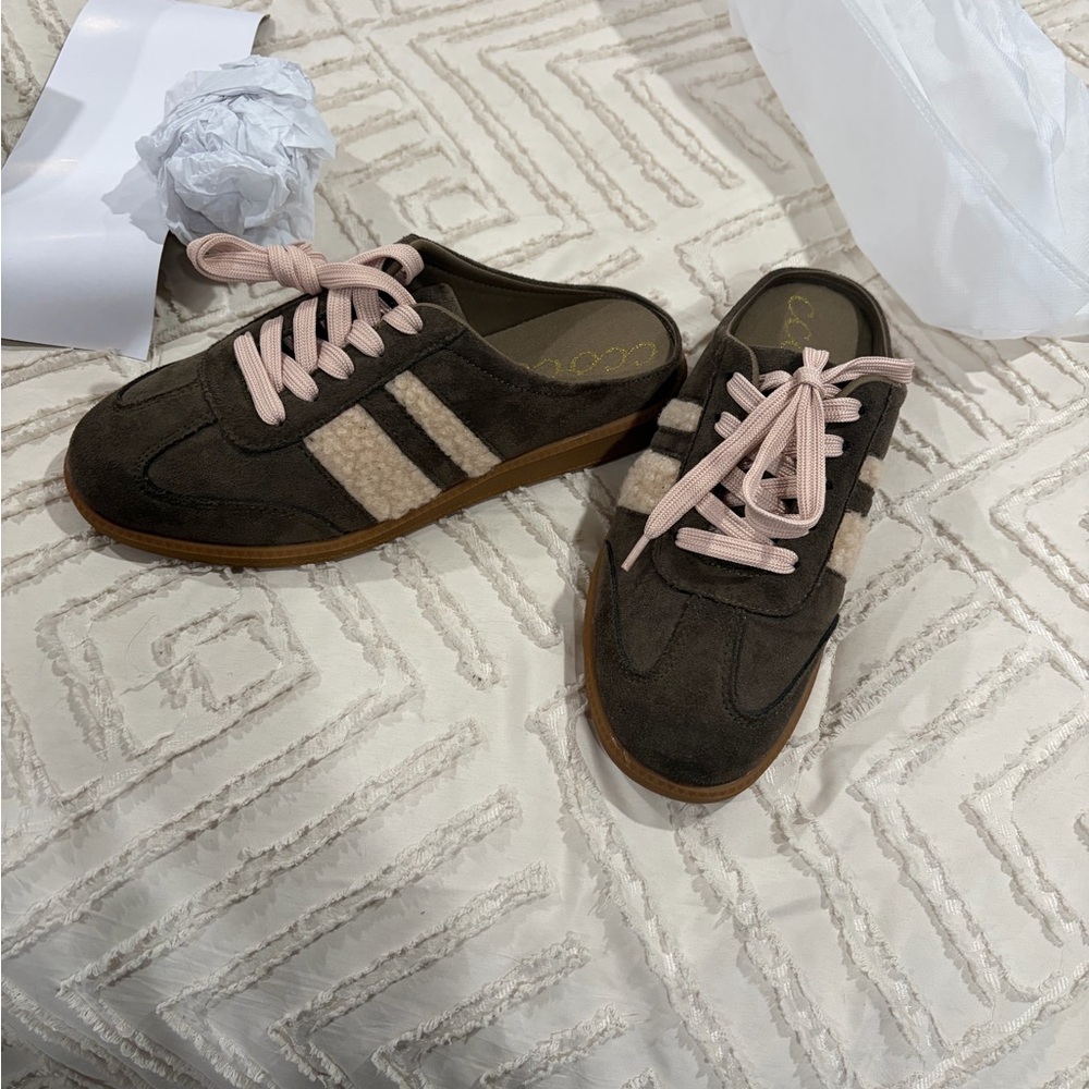 Stylish Women's Slip-On Shoes with Pink Laces